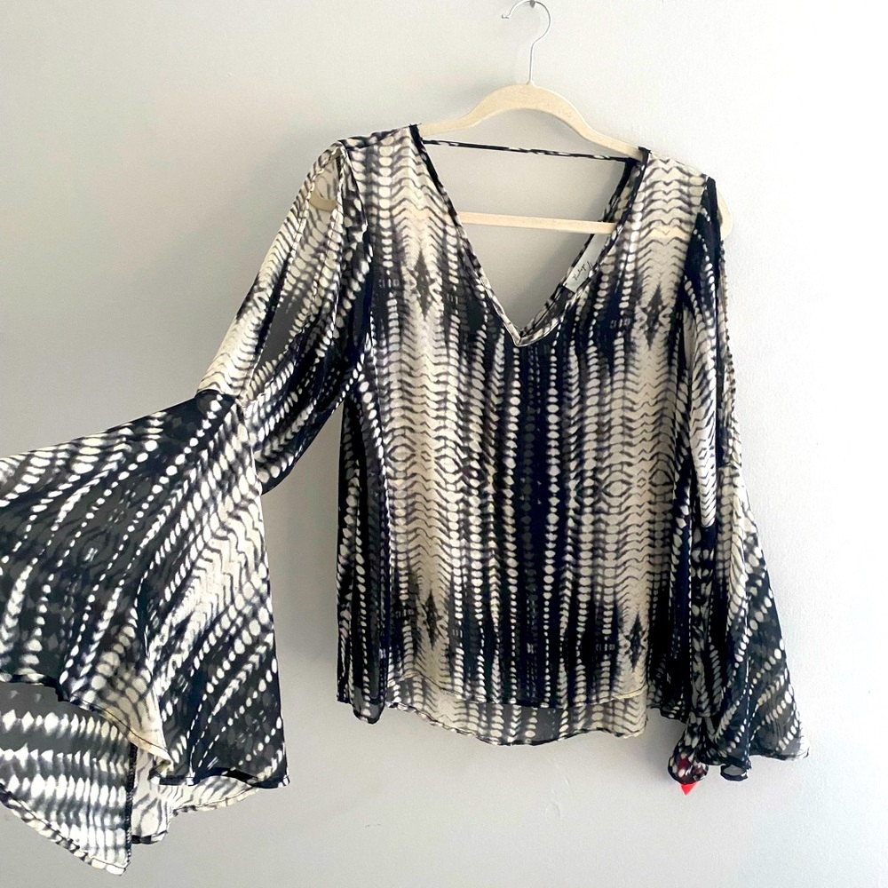 ✨Vintage Havana Bell sleeve shirt✨